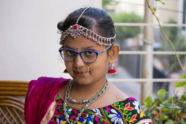 Маленька дівчинка носять традиційні Раджастханська вбрання і прикраси — стокове фото