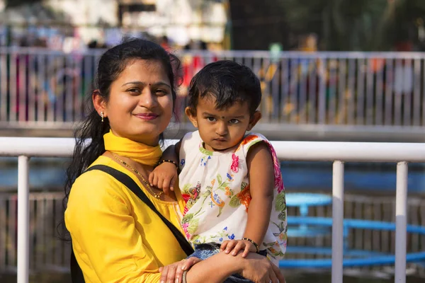 Jovem mulher com sua filha sorrindo para a câmera, Imperatriz jardim, Pune — Fotografia de Stock