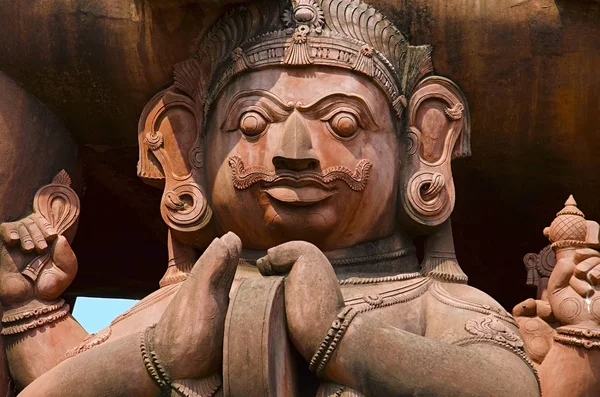 Gesneden idool op het gesneden idool, in de buurt van Shiva Temple, Gangaikonda Cholapuram, Tamil Nadu, India — Stockfoto