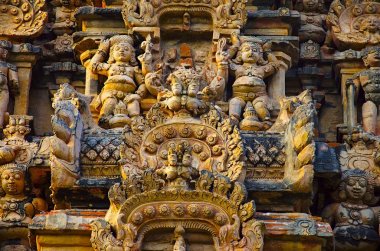 Brihadishvara Tapınağı, Thanjavur, Tamil Nadu, Hindistan Gopuram üzerinde oyma putlar.