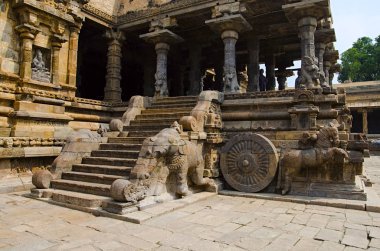 Airavatesvara Tapınağı, Darasuram, Kumbakonam, Tamil Nadu, Hindistan yakınındaki dış duvarına taş savaş arabası oyulmuş. 