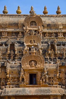 Oyma taş Gopuram ve giriş kapısı Brihadishvara Tapınağı, Thanjavur, Tamil Nadu, Hindistan