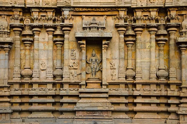 印度坦贾武尔 Brihadishvara 寺外墙上雕刻的柱子和偶像 — 图库照片