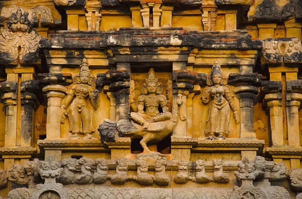 Rzeźbione filary i idoli na zewnętrznej ścianie świątyni Brihadishvara, Thanjavur, Tamil Nadu, Indie — Zdjęcie stockowe
