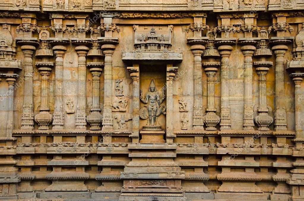 Carved pillars and idols on the outer wall of the Brihadishvara Temple