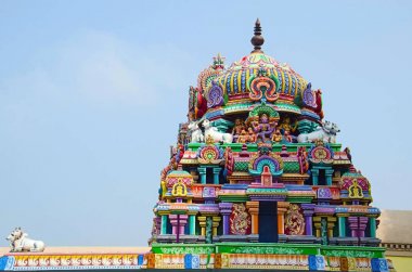 Renkli Gopuram, yakınındaki Gangaikonda Cholapuram, Tamil Nadu, Hindistan oyulmuş