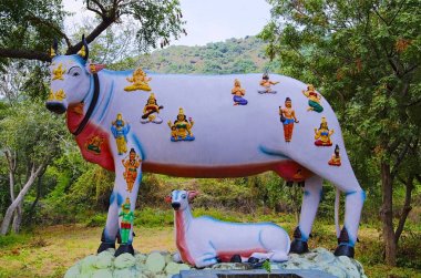 Birçok Tanrı ve Tanrıça Kanchipuram, Tamil Nadu, Hindistan giderken ineğin sırtında putlara oyulmuş renkli