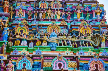 Gopuram Nataraja Tapınağı, Chidambaram, Tamil Nadu, Hindistan üzerinde renkli putlara. 