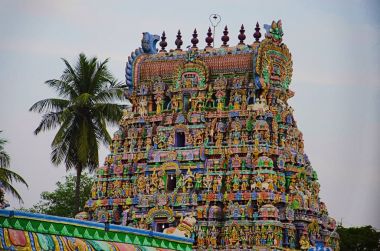 Renkli putlara Gopuram, Kemal Tapınağı, Kumbakonam, Tamil Nadu, Hindistan.