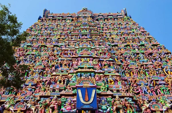 Colorido tallado Gopuram, Cerca de Gangaikonda Cholapuram, Tamil Nadu, India — Foto de Stock