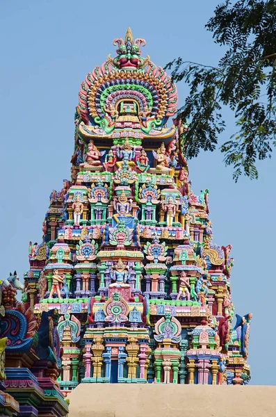 Farbenfroher geschnitzter Gopuram, in der Nähe von Gangaikonda cholapuram, Tamil nadu, Indien — Stockfoto