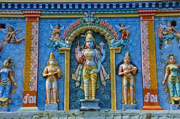 Farbenfrohe geschnitzte Götzen auf dem Gopuram, auf dem Weg nach Thanjavur, Tamil nadu, Indien — Stockfoto