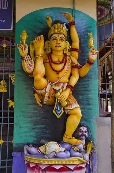 Красочный кумир Господа Шивы на внешней стене храма, на пути к Чидамбараму, Тамилнад, Индия — стоковое фото