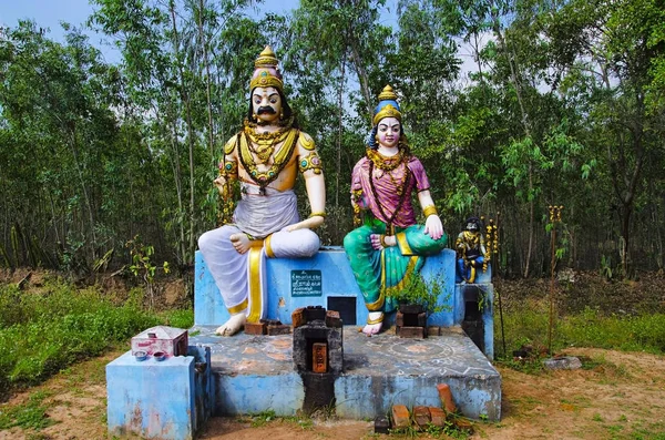 Красочные кумиры индийского бога и богини, на пути в Кумбаконам, Тамилнад, Индия — стоковое фото