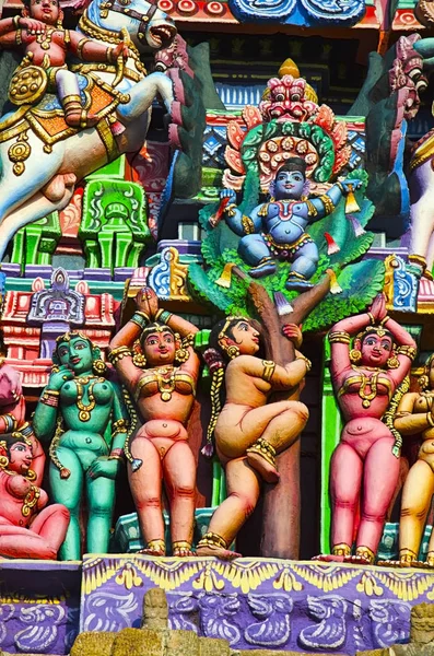 Farbenfrohe Götzen auf dem Gopuram, Sarangapani Tempel, Kumbakonam, Tamil nadu, Indien. — Stockfoto