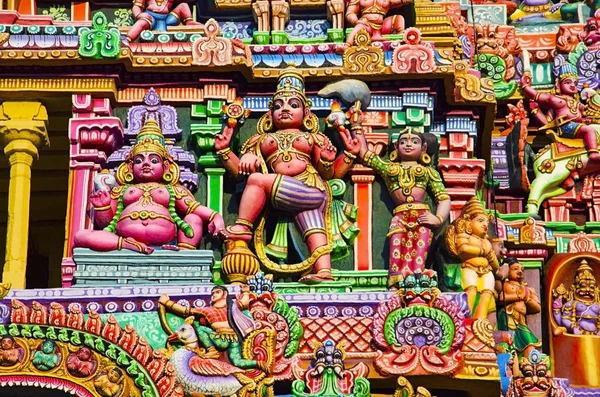 Ídolos coloridos no Gopuram, Templo de Sarangapani, Kumbakonam, Tamil Nadu, Índia . — Fotografia de Stock