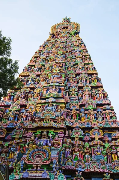 Barevné modly na Gopuram, Eliška chrám, destinaci Gurgaon, Tamil Nadu, Indie. — Stock fotografie