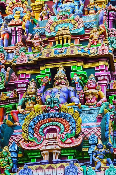 Patung-patung berwarna di Gopuram, Kuil Sarangapani, Kumbakonam, Tamil Nadu, India . — Stok Foto