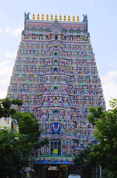 Kleurrijke idols op de Hindoeïstische tempel, Sarangapani tempel, Kumbakonam, Tamil Nadu, India. — Stockfoto