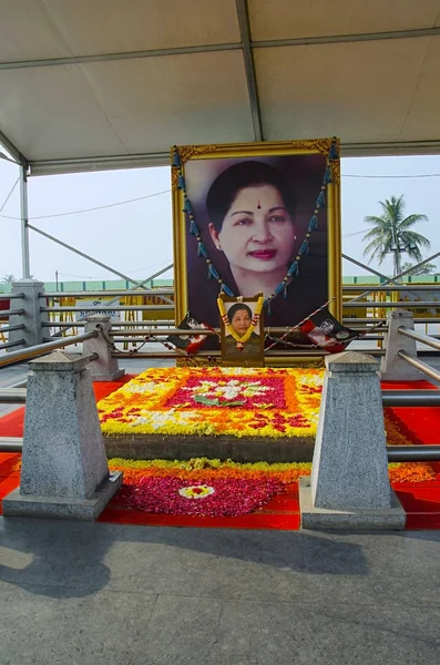 Jayalalithaa Memorial, Chennai, Tamil Nadu, India. Esto está cerca del monumento a la MGR, que está construido en la playa de Marina — Foto de Stock