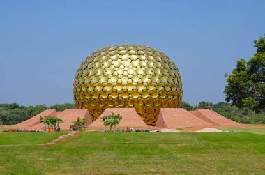 Şehrin Auroville, Pondicherry, Tamil Nadu, Hindistan ortasında yer alan Matrimandir.