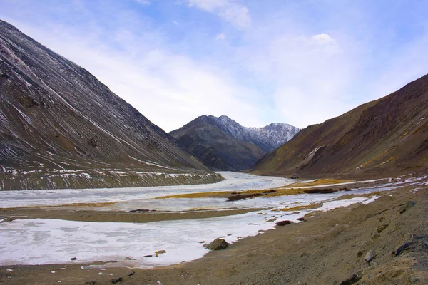 Közel Chumathang village, Ladakh, Dzsammu és Kasmír fagyasztott Indus, folyó — Stock Fotó