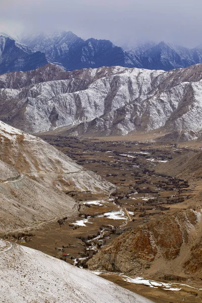Údolí Indu a zmrzlé silnici do Chang La, Ladakhu, Džammú a Kašmír — Stock fotografie