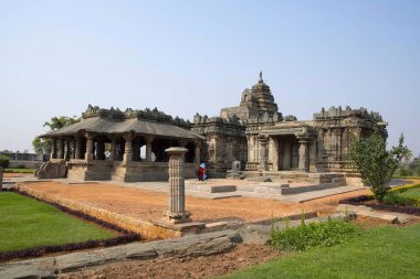 50 tapınak ile yer: Lakkundi, 101 wells, denilen Kalyani veya Pushkarni, 29 yazıtlar, Çalukyalar, Kalachuris, Seuna ve Hoysalas süre içinde yayılmış adım attı. 