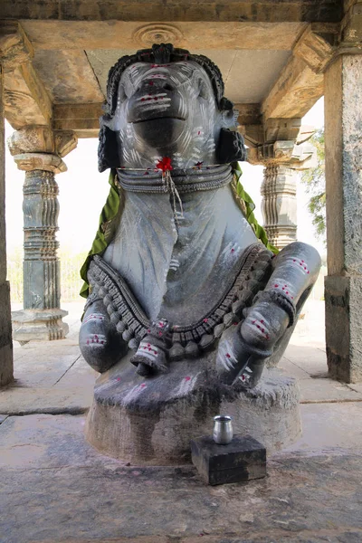 DAMBAL, Karnataka State, India. Tempio Doddabasappa. Toro NANDI all'ingresso — Foto Stock