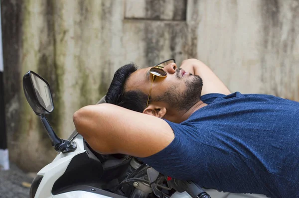 Young guy resting on motorcycle — Stock Photo, Image