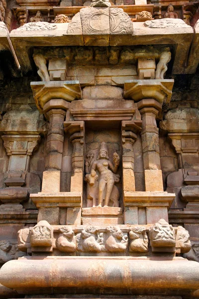 Ardhanarisvara bredvid hans bull, nisch på södra väggen i mukhamandapa, Brihadisvara tempel, Gangaikondacholapuram, Tamil Nadu, Indien — Stockfoto