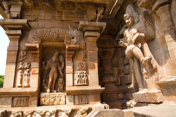 Bhikshatana-murti y dwarapala, nicho sur del santuario central, templo Brihadisvara, Gangaikondacholapuram, Tamil Nadu —  Fotos de Stock