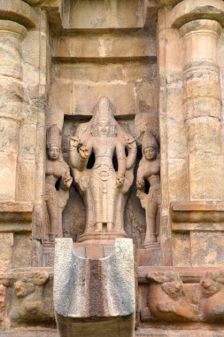 Brahma onun iki ile düşüp kalkıyor, Sarsvati ve Savitri, niş Kuzey duvarda Brihadisvara Tapınağı, Gangaikondacholapuram, Tamil Nadu