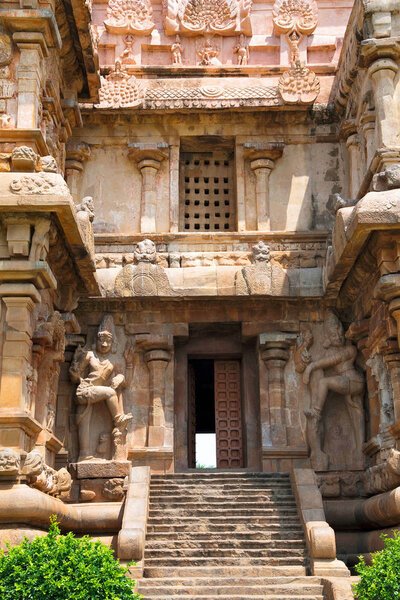 Дварапала у южного входа в Мухамандапу, Брихадисвара Фелле, Огайо Олапурам, Тамил Наду, вид на Индию с юга
