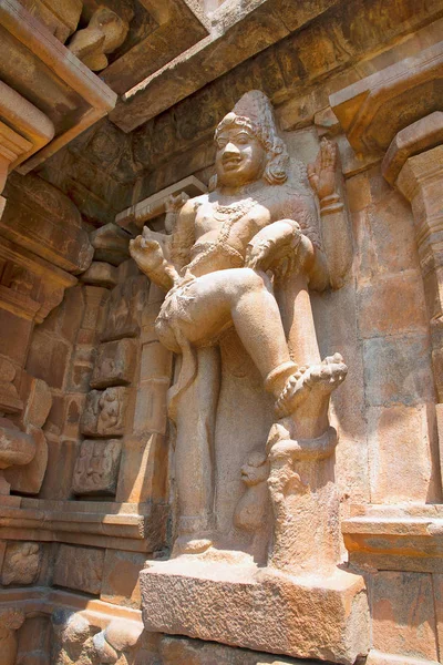 Dwarapala en el lado izquierdo de la entrada sur al mukhamandapa, templo de Brihadisvara, Gangaikondacholapuram — Foto de Stock