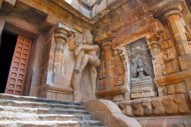 Gajalakshmi ve dwarapala, Merkezi Tapınak, Brihadisvara Tapınağı, Gangaikondacholapuram Güney niş