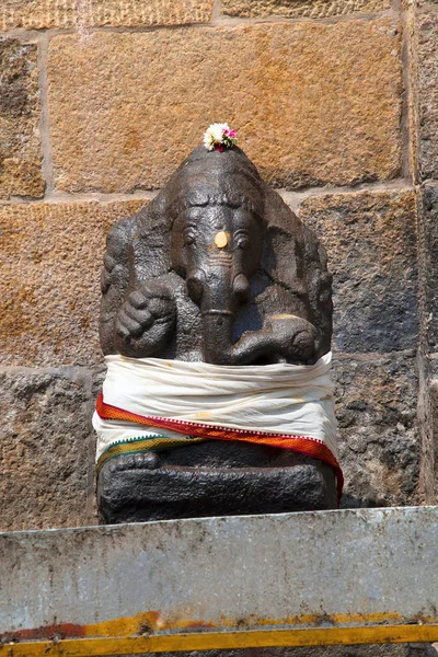 在 mahamandapa、Brihadisvara 寺、Gangaikondacholapuram、印度泰米尔纳德邦入口处左侧的甘妮莎 — 图库照片