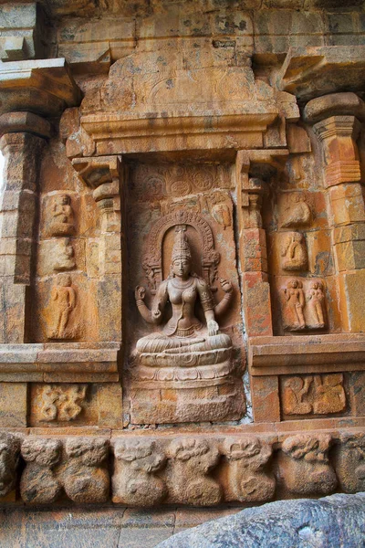 Diosa Sarsvati sentada en un loto, nicho norte del santuario central, templo Brihadisvara, Gangaikondacholapuram — Foto de Stock