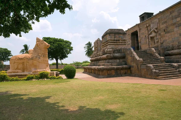 Hatalmas Nandi és a bejáratnál, hogy a mahamandapa, a templom Brihadisvara, Gangaikondacholapuram, Tamil Nadu, India — Stock Fotó