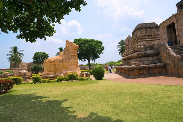 巨大なナンディとマハーマンダパ、ブリハディーシュバラ寺院、ガンガイコンダチョーラ プラム、タミル ・ ナードゥ州, インドへの入り口 — ストック写真