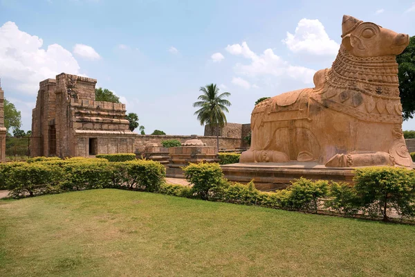 入り口に、ブリハディーシュバラ寺院、ガンガイコンダチョーラ プラム、タミル ・ ナードゥ州、インドの巨大な Nandi 雄牛. — ストック写真