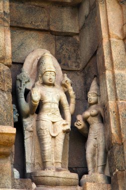 Vishnu onun eşlerinden ile niş Batı duvarda Brihadisvara Tapınağı, Gangaikondacholapuram, Tamil Nadu