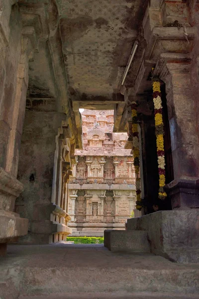 Parte del templo Brihadisvara visto desde la entrada norte al mukhamandapa del templo de Ammán de la diosa Brihannayaki, Gangaikondacholapuram, Tamil Nadu, India —  Fotos de Stock