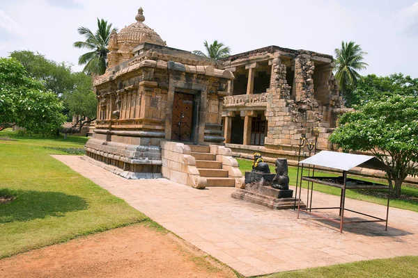 杜迦或 Mahishasurmardini 祠、Brihadisvara 寺建筑群、Gangaikondacholapuram、泰米尔纳德邦、东方观。mandapa 的废墟也出现在背景中。. — 图库照片