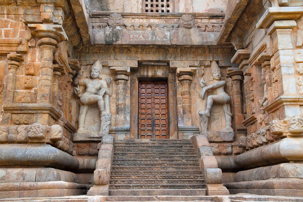 Дварапала у северного входа в Мухамандапу, храм Брихадишвара, Гангайкондачолапурам, Тамилнад, Индия
