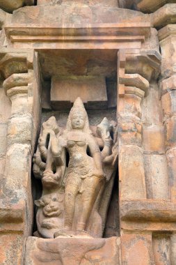 Onu aslan, niş üzerinde kuzey duvarı, Brihadisvara Tapınağı, Gangaikondacholapuram ile Mahishasuramardini ayakta sekiz kollu