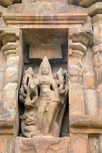 Åtta beväpnade Mahishasuramardini stående med hennes lion, nisch på norra väggen, Brihadisvara tempel, Gangaikondacholapuram — Stockfoto
