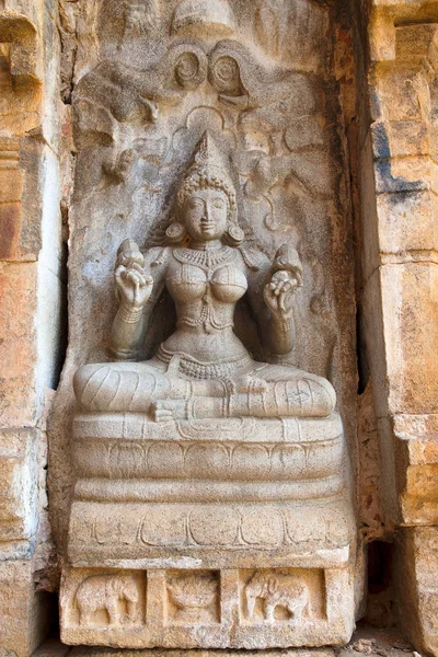 Gajalakshmi, nicho sur del santuario central, templo Brihadisvara, Gangaikondacholapuram, Tamil Nadu — Foto de Stock