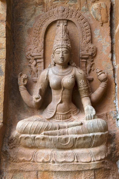 Diosa Sarsvati sentada en un loto, nicho norte del santuario central, templo Brihadisvara, Gangaikondacholapuram, Tamil Nadu — Foto de Stock