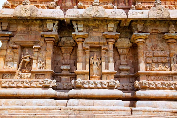 Nisze na południowej ścianie mukhamandapa, świątyni Brihadisvara, Gangaikondacholapuram, Tamil Nadu, Indie. Nataraja po lewej stronie i Harihara po prawej stronie. — Zdjęcie stockowe